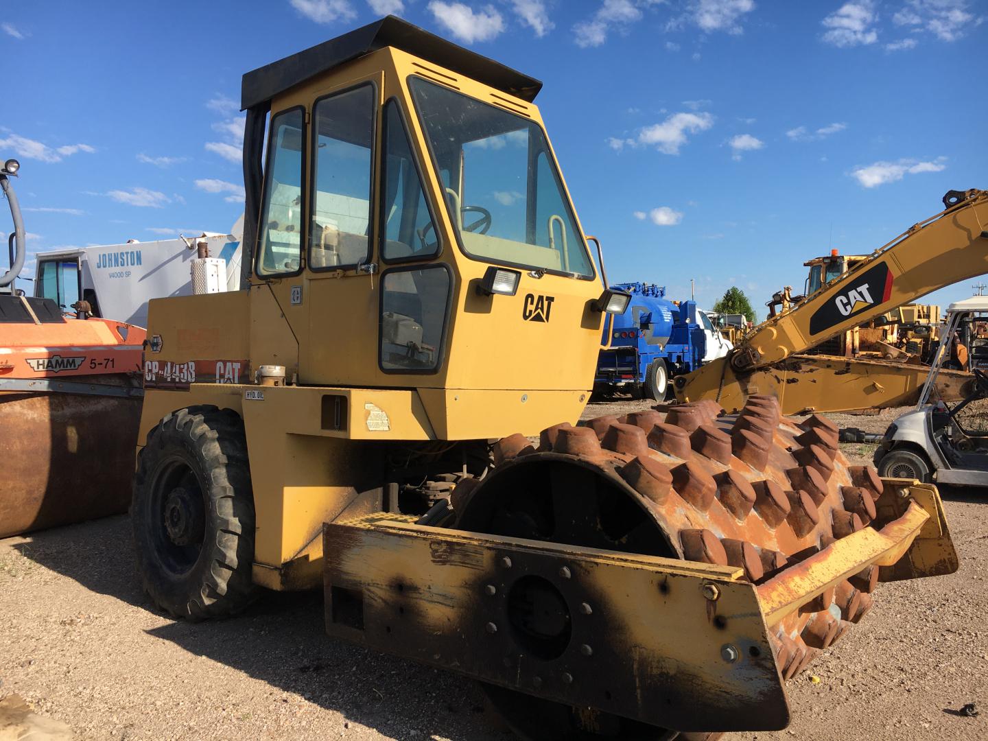 COMPACTADOR PATA DE CABRA CATERPILLAR CP-443B